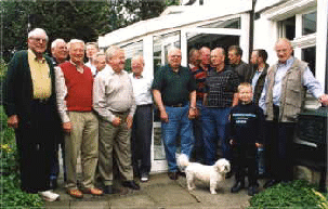 einige Mitglieder des HGV  vor der Heimatstube - 2002 - klick für großes Bild